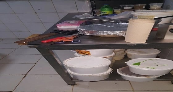 بالصور.. بلدية عرقة تغلق معملا للحلويات بحي لبن