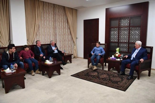 عباس يستقبل أسرة عهد التميمي بمقر الرئاسة..ويشيد بشاجعتها