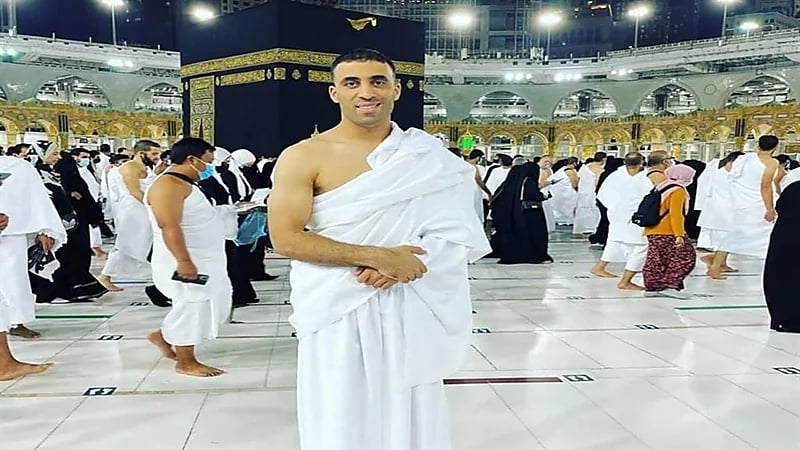 شاهد: حمدالله يؤدي مناسك العمرة بصحبة والدته