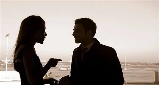 شاب يجبر خطيبته على رفض وظيفة لسبب غريب