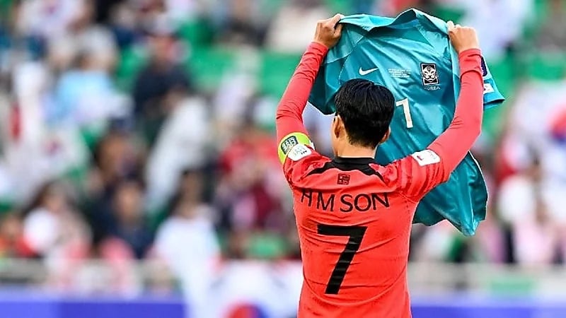 قائد المنتخب الكوري يحتفل بهدفه برفع تيشيرت حارس الشباب.. فيديو