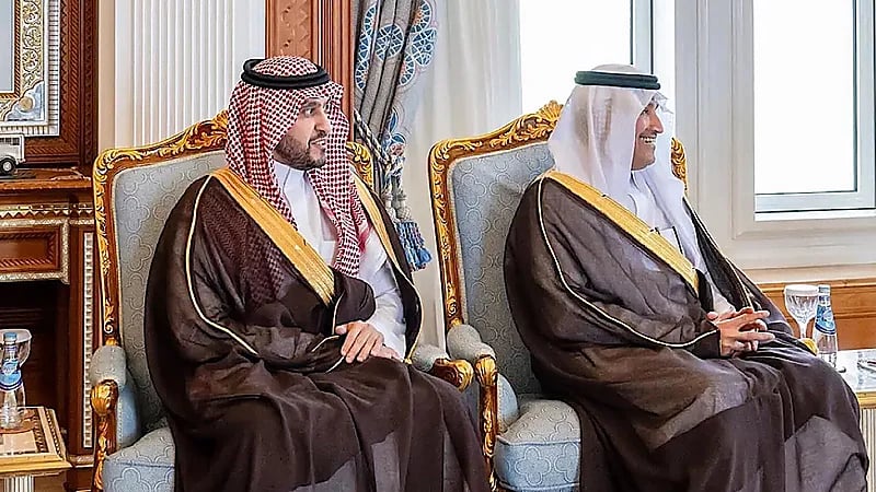 سمو وزير الدفاع يلتقي أمير دولة قطر بتوجيه من القيادة .. صور