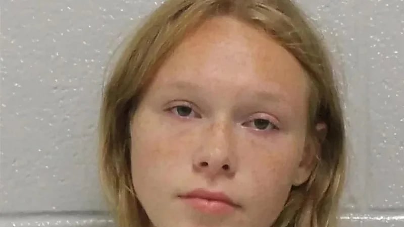 فتاة تقتل والدتها وزوجها وتسلم نفسها للشرطة