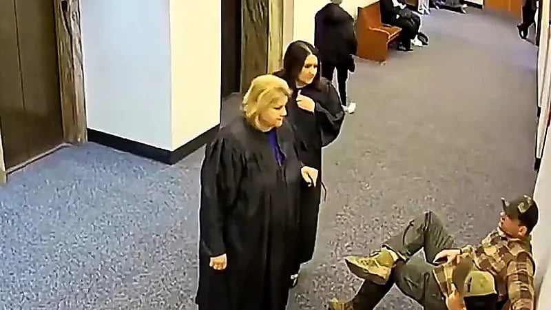 قاضية أمريكية تواجه اتهامات بتهريب مهاجر غير شرعي من داخل المحكمة.. فيديو