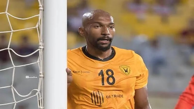 بالفيديو.. لاعب القادسية يتعرض لانتقادات حادة لانشغاله بالجوال أثناء مباراة فريقه