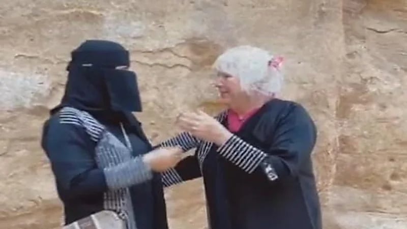 تكريم المرشدة عفاف البلوي بسبب موقفها المشرف مع السائحة البريطانية