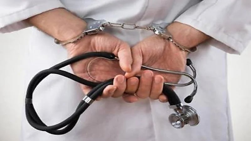 طبيب يحصل على 1.6 مليون دولار بالنصب على أهله