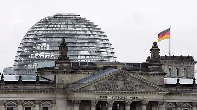 فيديو..نشطاء البيئة يلطخون نصبا كتبت عليه مواد الدستور الألماني بالنفط الخام