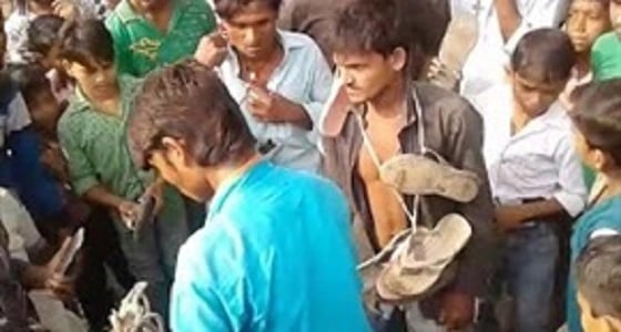 بالفيديو.. قرويون يعتدون على شاب بـ " الشباشب " لارتباطه ببنت الجيران