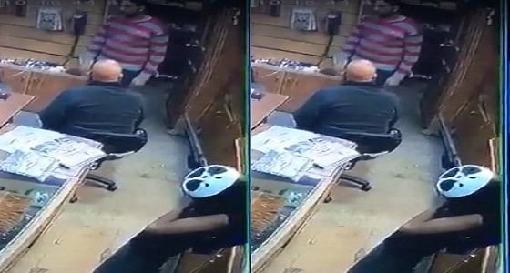 بالفيديو.. طلقة طائشة من مراهق تصيب صاحب متجر أسلحة