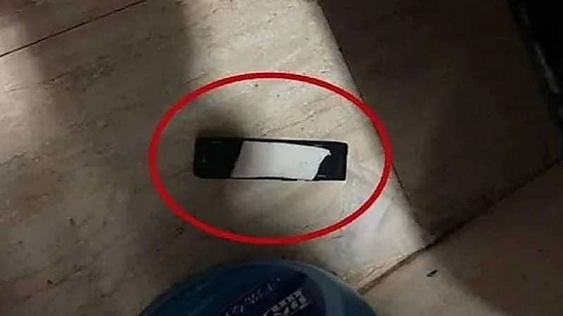 اكتشاف جوال مشغل بوضعية الفيديو داخل دورة مياه سيدات بمطعم شهير