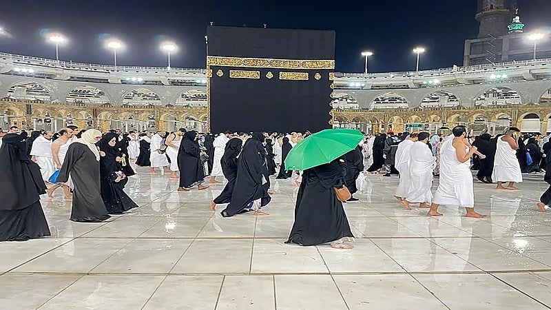 "مظلة معتمر" لقاصدي المسجد الحرام تزامناً مع الحالة المطرية