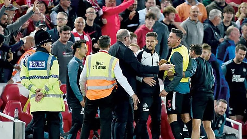 الاتحاد الإنجليزي يحقق في واقعة مباراة ليفربول ونيوكاسل