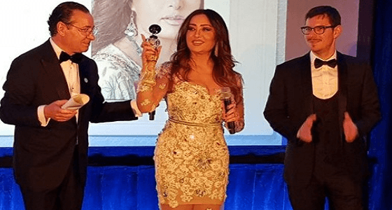 بالصور.. لطيفة تتألق بفستان ناعم خلال تكريمها في باريس