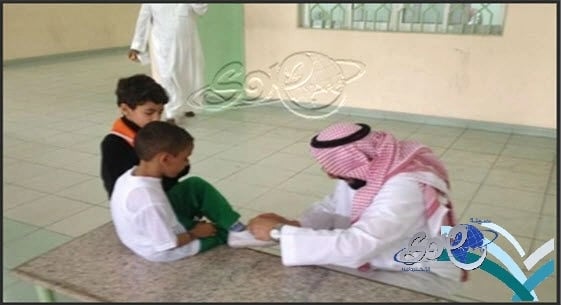 التربيه تبادر : بتكريم معلم مثالي بعد تداول صورة له وهو يربط حذاء أحد طلابه