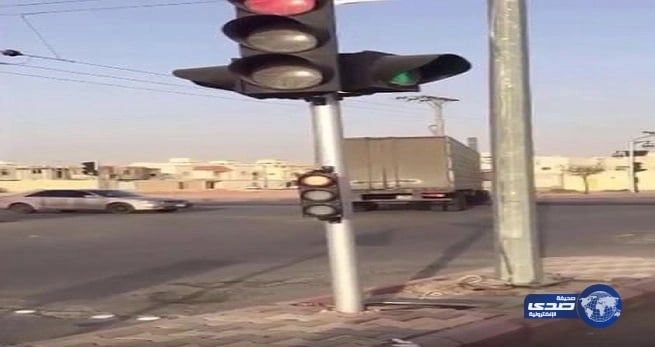 بالفيديو.. سائق شاحنة متهور يعكس السير ويقطع الإشارة مهددا سلامة الآخرين.. والمرور يتدخل