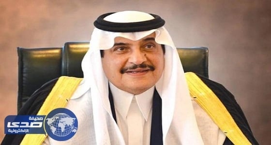 محمد بن فهد يدفع أحفاده في عربة تسوق بأحد المراكز في جدة «صورة»