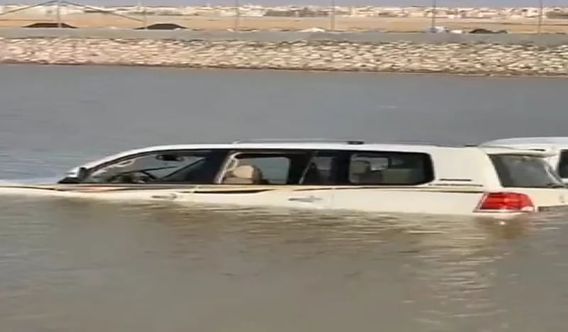 شاهد.. لحظة غرق مركبات في حفر الباطن بسبب الأمطار الغزيرة 