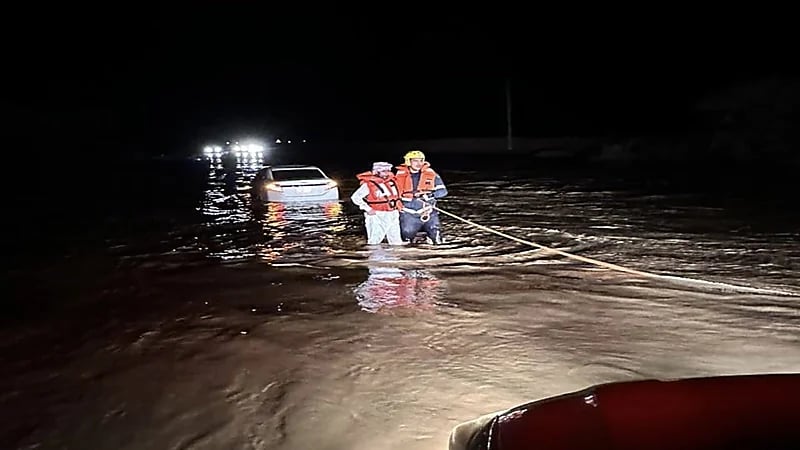 بالصور.. إنقاذ 3 أشخاص احتجزوا في سيل داخل مركباتهم بالدوادمي
