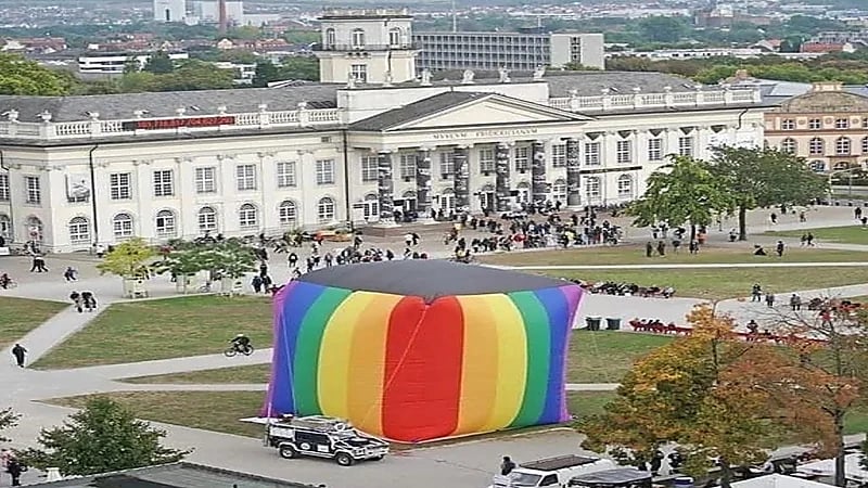 بطريقة فاجرة ..  الشواذ أتباع قوم لوط يجهزون مجسم لـ"الكعبة" بقوس قزح ويدعون للصلاة حوله