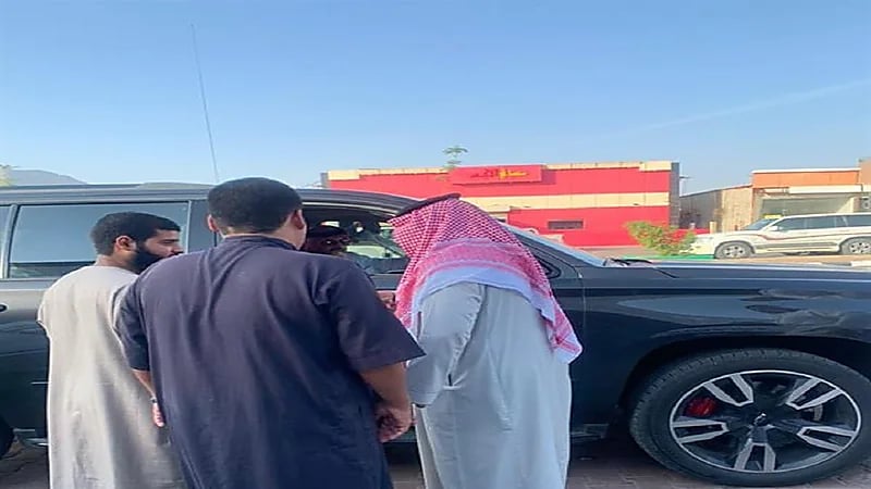 أمير عسير يهدي مواطنًا سيارة جديدة بعد تعطل مركبته: "توكل على الله"