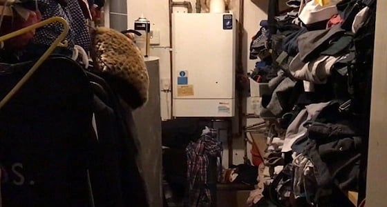 بالفيديو.. شبح يتبع رجل إلى منزله ويعبث معه