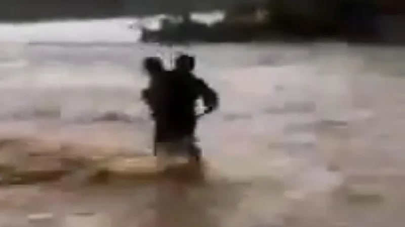 بالفيديو.. شاب ينقذ امرأة وإبنتها جرف مركبتهما السيل بالمجاردة