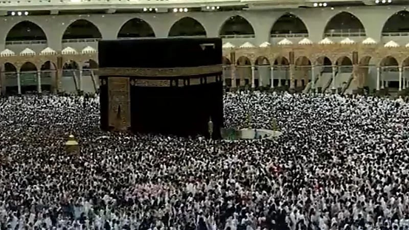 في صورة بهية .. جموع غفيرة للطائفين والمعتمرين في الحرم المكي (فيديو)