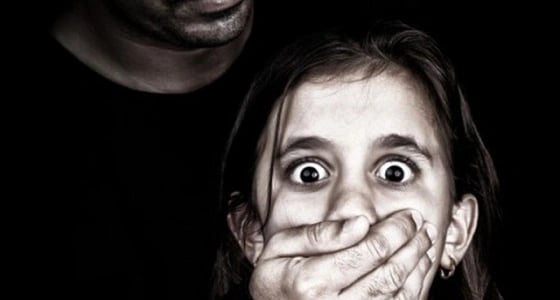 ضبط معلم هتك عرض طفلة وتحرش بأخريات