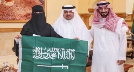 أمير مكة المكرمة بالنيابة يكرم المعلمة الفائزة بمجموعة مايكروسوفت
