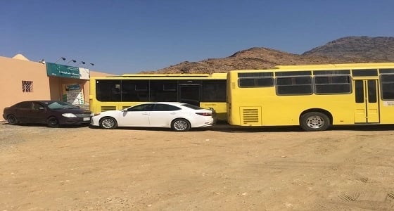 خلاف حارس مدرسة وزوج معلمة يحتجز طالبات بأضم والشرطة تتدخل