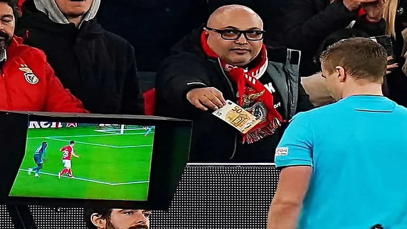 مشجع يعرض رشوة على الحكم ليفوز فريقه.. فيديو