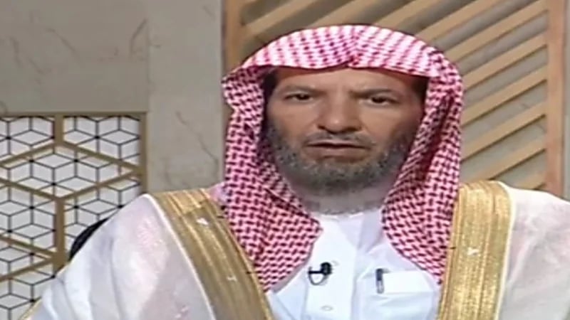 بالفيديو.. هل ارتكاب ذنب كشرب الدخان خلال العمل يؤثر على الراتب؟.. "الشثري" يجيب