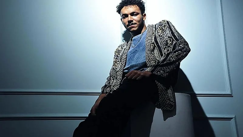 صور..ويجز يرتدي العلم الفلسطيني في باريس