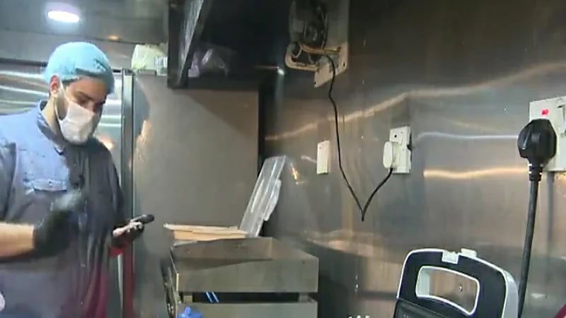 بالفيديو.. الشاب سامر الزهراني صيدلي في الصباح وطاهي برجر بعد غروب الشمس في الباحة