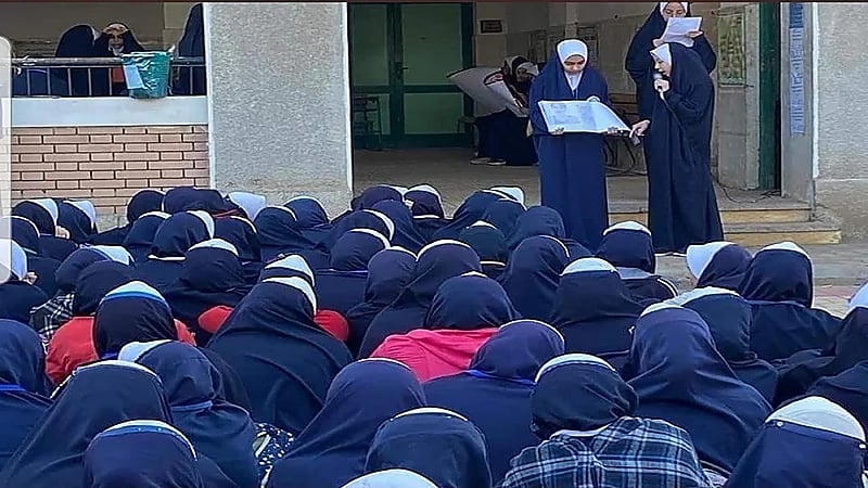 جدل في مصر بعد إلزام مدرسة للطالبات بـ "الإسدال الإيراني"