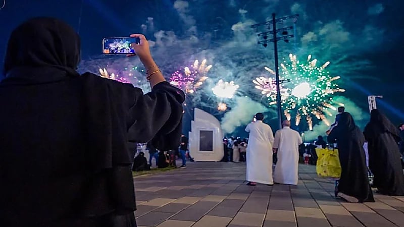 شاهد .. كواليس إطلاق الألعاب النارية باحتفالات اليوم الوطني