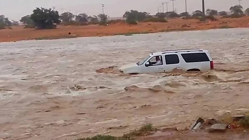 بالفيديو.. الطرق الصحيحة لمساعدة شخص عالق في السيول