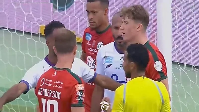 لاعب أبها للحكم: ماتعطيه كرت ليه عشانه اشقر .. فيديو