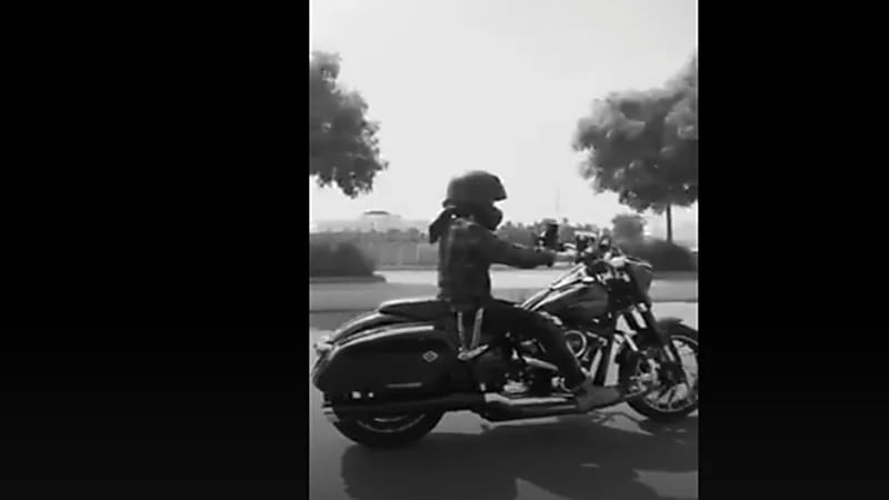 مواطنة تروي تجربتها في شغف الدراجات النارية