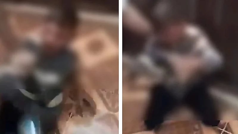 مشهد صادم لسوري يعذب ابن أخيه بحرقه بملعقة ساخنة وجلده بالحزام .. فيديو