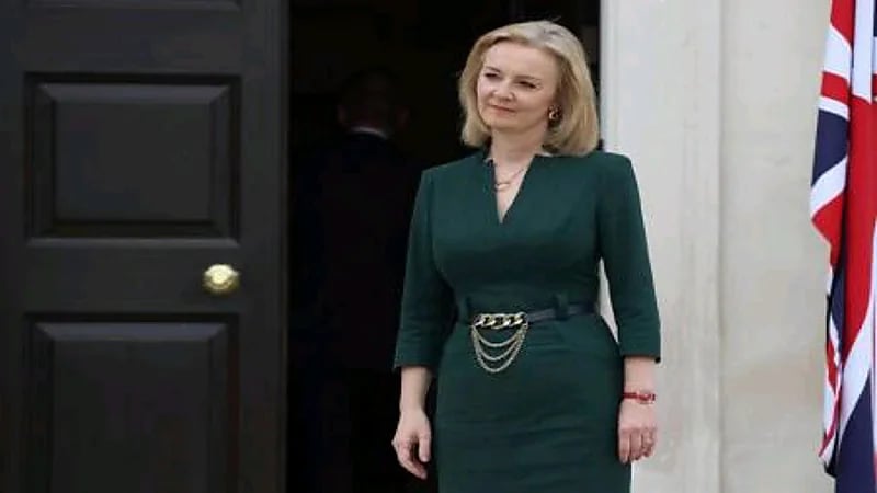 بالفيديو.. وزيرة خارجية بريطانيا على ظهر دبابة بسترة مموهة وخوذة