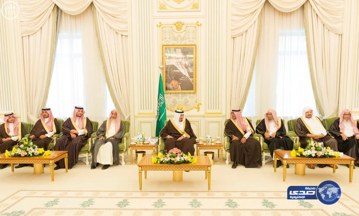 الملك يستقبل الأمراء ومفتي المملكة وأصحاب الفضيلة وجموعا من المواطنين