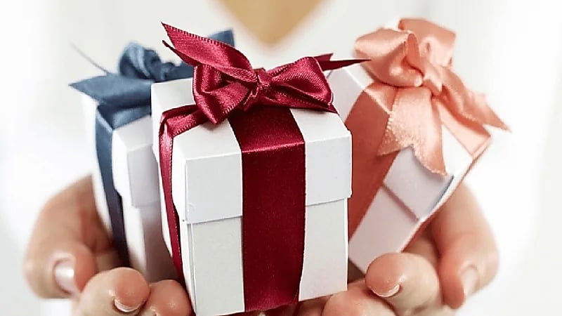 بالفيديو .. حالات يحق للرجل فيها استرداد الهدايا بعد الطلاق أو الخلع