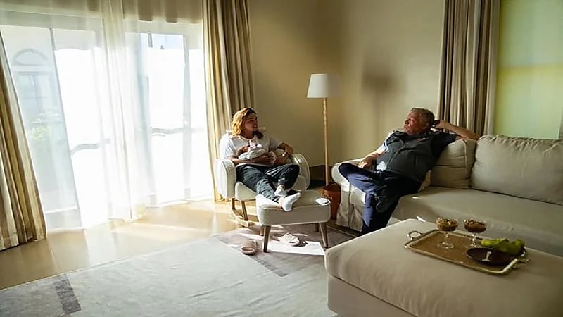 الملكة رانيا تشارك صورة مع حفيدتها وتعلق: الكتكوتة بين إيدي