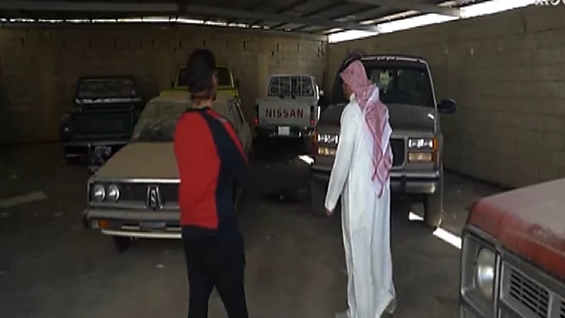 بالفيديو .. شاب يبحث عن السيارات الكلايسكية المهجورة ويعيد إحيائها من جديد