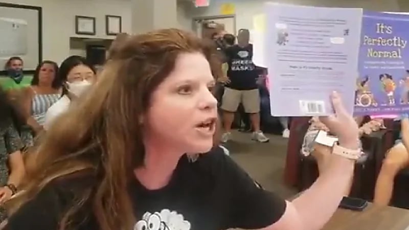 بالفيديو.. سيدة أمريكية تهاجم المناهج الدراسية لاحتوائها على صور خادشة للحياء