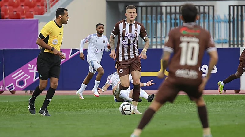 حارس الجبلين يعتدي على حكم المباراة .. فيديو