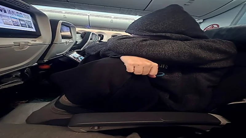 ترند جديد للنوم بالطائرة يثير الجدل ويحذر منه الخبراء