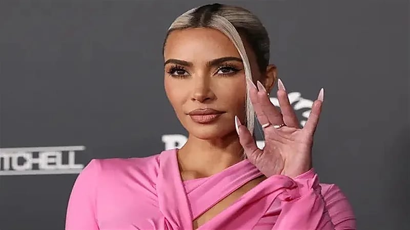 كيم كارداشيان تقاضي معجبًا بها